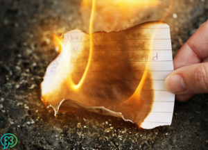 Vingers die een brandende brief vasthouden